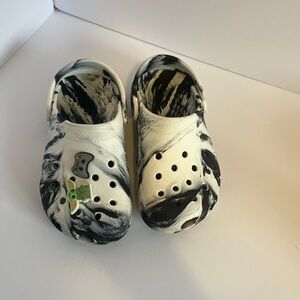 Kids Classic Marbled Crocs, size 3